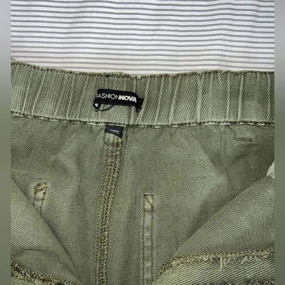 FASHIONNOVA. Vintage style army green cargo pants. - Picture 3 of 3